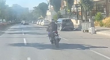 Eskişehir'de motosiklet sürücüsünün tehlikeli şovu kask kamerasına yansıdı