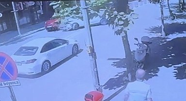Eskişehir'de U dönüşü yapan otomobile başka bir otomobilin çarpma anı kamerada