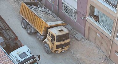 Eskişehir'de yol çöktü, kamyon çukura düştü