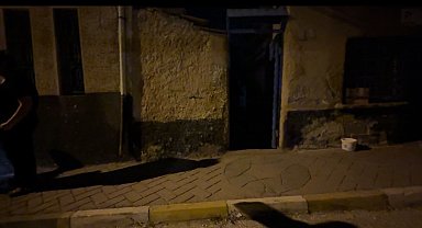 Evinde ölü bulunan 72 yaşındaki adamın yakınları ile komşular tartıştı