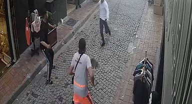 Fatih'te tramvayda telefon çaldıktan sonra kaçan hırsıza, temizlik personelinden süpürgeli müdahale kamerada