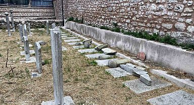 Fatih'teki tarihi hazirede 7 mezar taşını kırıp kaçtı