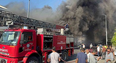Fethiye'de ayakkabı mağazası alevlere teslim oldu