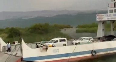 Fırtına feribotun iskeleyeye yanaşmasına izin vermedi