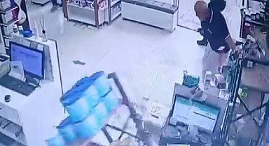 Fırtınada camları patlayan eczanedeki panik anları kameraya yansıdı