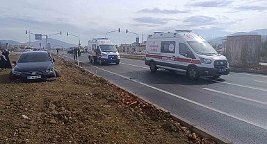 Gaziantep'te 2 otomobil kavşakta çarpıştı