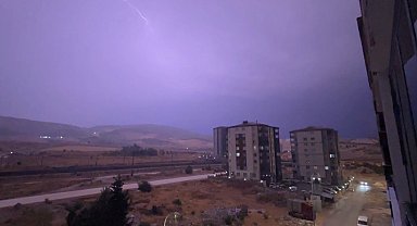 Gaziantep'te 'şimşek fırtınası' geceyi gündüze çevirdi
