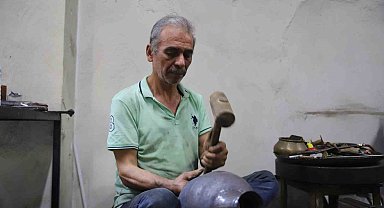 Gaziantep'te 57 yıllık bakır ustası mesleğinin yok olmasından endişe ediyor