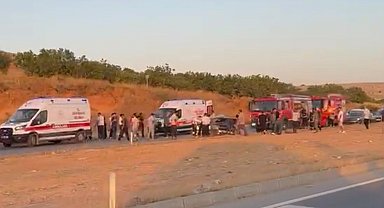 Gaziantep'te otomobiller çarpıştı: 3 ölü, 3 yaralı
