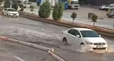 Gaziantep'te sağanak yağış cadde ve sokakları göle çevirdi