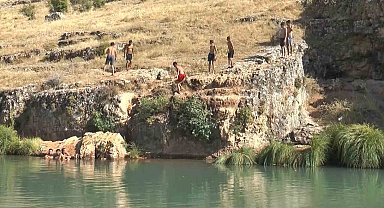 Gaziantep'te sıcaktan bunalan gençler Sıtma Pınar Çayı'na akın etti