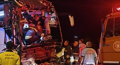 Gaziantep'te yolcu otobüsü tırla çarpıştı: 2 ölü, 22 yaralı