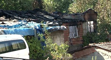 Gaziosmanpaşa'da iki gecekondu alevlere teslim oldu