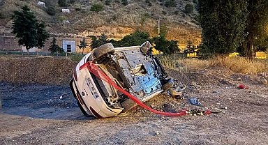 Gelin aracının lastiği patladı, otomobil takla attı