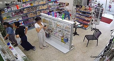 Genç kız takıları önce beğendi, sonra çaldı