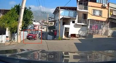 Geri vitese takıp gaza basınca kontrolden çıkan otomobil duvara çarptı: O anlar kamerada