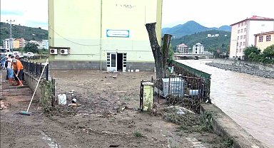 Giresun'da sel suları çekildi, geriye çamuru kaldı