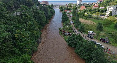 Giresun'da sel sularına kapılan anne ile kızını arama çalışmaları havadan görüntülendi