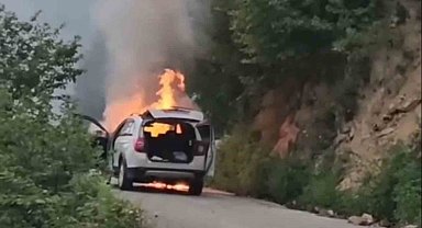 Giresun'da seyir halindeki otomobil alevlere teslim oldu: 5 kişilik aile son anda kurtuldu
