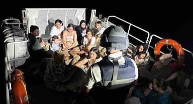 Gökova körfezinde yelkenli tekne içinde 64 düzensiz göçmen ve 4 göçmen kaçakçısı yakalandı