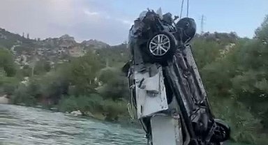 Göksu Çayına düşen araç çıkarıldı