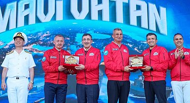 Gölcük Belediye Başkanı Sezer'e TEKNOFEST Mavi Vatan'da plaket takdim edildi
