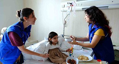 Gönüllü gençler, hastaların gönüllerine dokundu