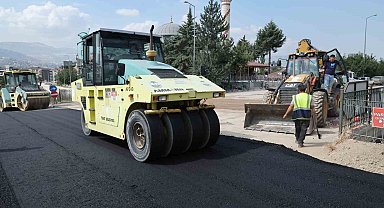 Güneşli Mahallesi Fidanlık Caddesi'nde asfalt çalışmaları tamamlanıyor