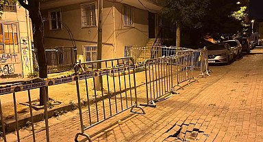 Güngören'de 5 katlı binanın balkonu çöktü: Binanın çevresi bariyerle kapatıldı