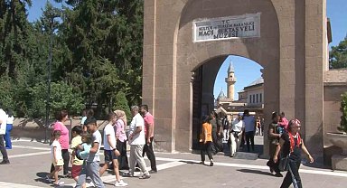 Hacı Bektaş Veli Türbesi'ne ziyaretçi akını
