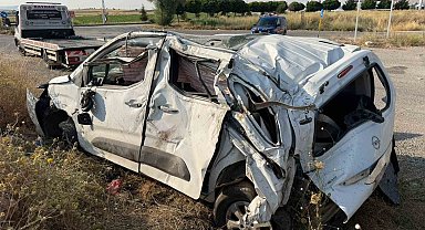 Hafif ticari araç takla attı: 1 ölü, 2 yaralı