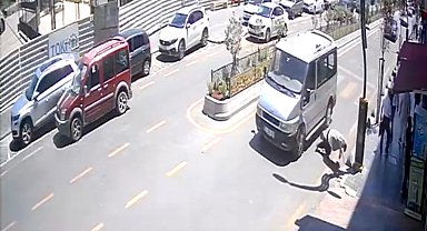 Hafif ticari aracın yayaya çarptığı anlar kamerada