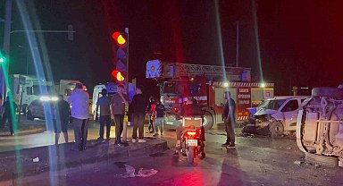 Hafif ticari araçla çarpışan SUV yan yattı: 1'i ağır, 1'i bebek, toplam 7 yaralı