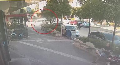 Hafif ticari araçla motosikletin çarpışma anı kamerada: 1 yaralı