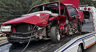 Hafif ticari ile çarpışan otomobil hurdaya döndü: 2 yaralı