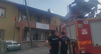 Hakkari'de çatıda mahsur kalan işçi kurtarıldı