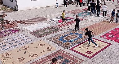 Halı sahaları olmayınca 20'den fazla halıyı yan yana serip kendi sahalarını yaptılar