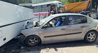 Halk otobüsü otomobille çarpıştı, kazada 7 kişi yaralandı