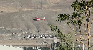 Hamile kadın ambulans helikopter ile Van'a getirildi