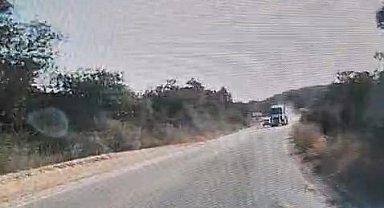Hatalı sollama yapan hafriyat kamyonu kamerada