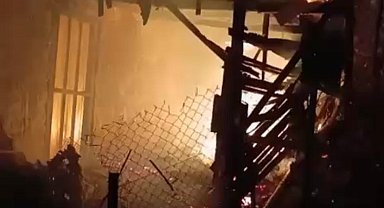 Hatay'da 2 katlı ahşap ev alevlere teslim oldu