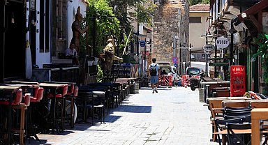 Hava kararınca nüfusunun 100 katını ağırlıyor