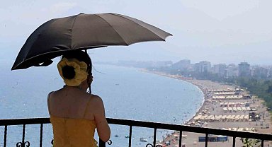 Hava sıcaklığının 34 derece ölçüldüğü Antalya'da deniz suyu sıcaklığı 30 dereceyi gördü