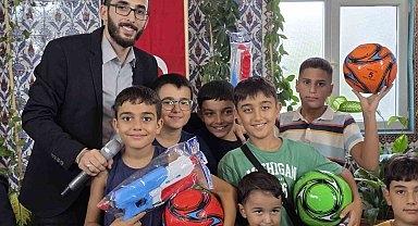 Hediyelerle çocukları camiye ve Kur'an kursuna teşvik ediyor