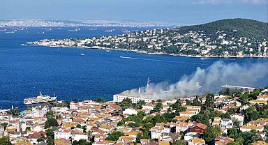 Heybeliada Deniz Harp Okulu'ndaki yangına müdahale sürüyor