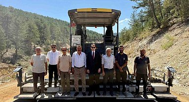 Hisarcık Kızılçukur-Alınören yolunda sıcak asfalt çalışması sürüyor
