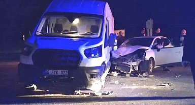 Hisarcık'ta otomobil ile minibüs çarpıştı: 3 yaralı