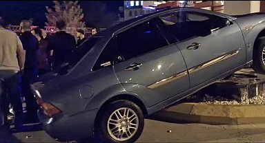 Hisarcık'ta otomobil orta refüje çıktı: Sürücü yaralandı