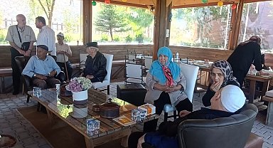 Huzurevi sakinleri lavanta bahçesinde doğayla buluştu