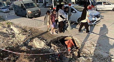 İnşaat çevresindeki kaldırımda oluşan derin göçükler muhtemel kazalara davetiye çıkarıyor
